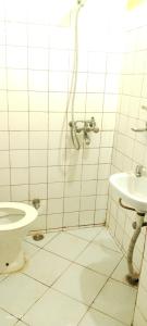 une salle de bain avec toilettes et lavabo dans l'établissement The Desert Prince, à Jaisalmer