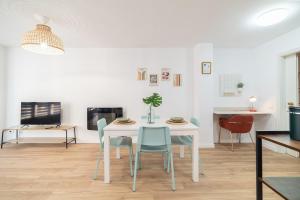 a living room with a white table and chairs at Loft con estilo y supercéntrico in Castellón de la Plana