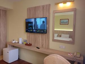 TV a/nebo společenská místnost v ubytování Gaya Centre Hotel
