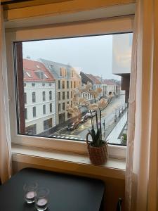 a window with a view of a city street at Dronningens Gate 95, 0402 Kristiansand in Kristiansand