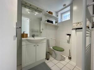 un bagno bianco con un water e un lavandino di BnGo I Maison Mimosa I Jardin, 3 chambres, 9 personnes a Villeurbanne Altre 28 foto