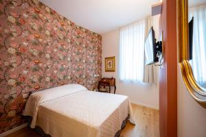 TV a/nebo společenská místnost v ubytování Albergo del Cuore