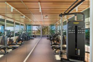 Fitness centrum a/nebo fitness zařízení v ubytování Beachfront Escape Kirra Ocean views Sleeps 6