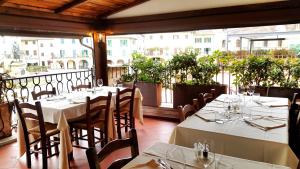 Reštaurácia alebo iné gastronomické zariadenie v ubytovaní Albergo Giovanni Da Verrazzano