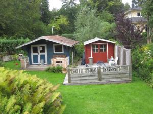 una pequeña casa con una valla y un patio en Privatvermietung Giese, en Kiel