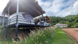 Ban Sop Mae KlangPloy&Praew โดม 1的侧面有阳台的房子