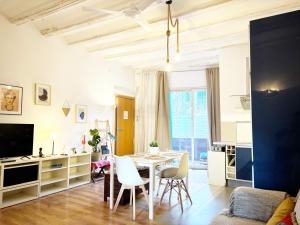 a living room with a table and white chairs at MODERN FLAT POBLE NOU in Barcelona