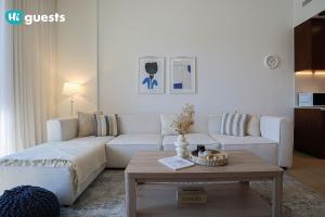 Postel nebo postele na pokoji v ubytování HiGuests - Elegant 1BR Retreat with Sea View in La Rive