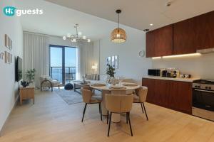 Kuchyň nebo kuchyňský kout v ubytování HiGuests - Elegant 1BR Retreat with Sea View in La Rive