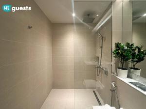 Koupelna v ubytování HiGuests - Elegant 1BR Retreat with Sea View in La Rive + 22 fotografií