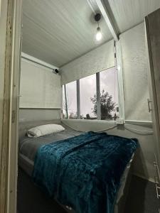 Llit o llits en una habitació de SkyBond