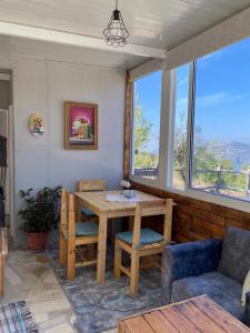 Vista general d'una muntanya o vistes d'una muntanya des de l'hostal o pensió