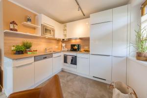 Kuchyň nebo kuchyňský kout v ubytování Ferienhaus Dierhagen am Deich