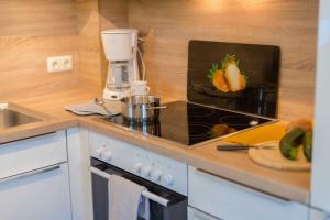Kuchyň nebo kuchyňský kout v ubytování Ferienhaus Dierhagen am Deich