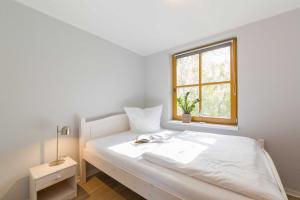 Postel nebo postele na pokoji v ubytování Ferienhaus Dierhagen am Deich