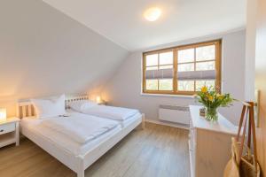 Postel nebo postele na pokoji v ubytování Ferienhaus Dierhagen am Deich