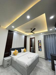 Postel nebo postele na pokoji v ubytování Street Studio by Lime Tree Hotel Sector 51 Gurgaon
