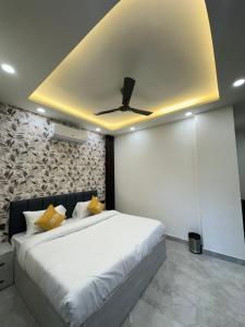 Postel nebo postele na pokoji v ubytování Street Studio by Lime Tree Hotel Sector 51 Gurgaon