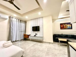 TV a/nebo společenská místnost v ubytování Street Studio by Lime Tree Hotel Sector 51 Gurgaon