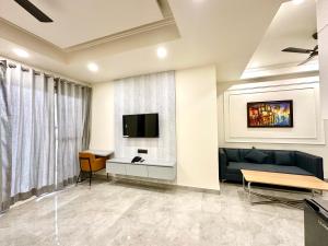 TV a/nebo společenská místnost v ubytování Street Studio by Lime Tree Hotel Sector 51 Gurgaon