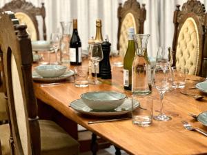 einen Holztisch mit Gläsern und Flaschen Wein in der Unterkunft Large Ski Club Style Lodge, Views, Walk to town in Wanaka + 30 Fotos