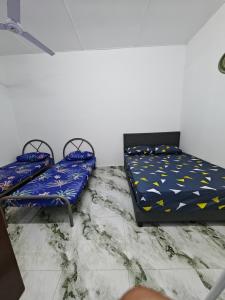 バンティングにあるHOMESTAY DATUL BANTING #7, 1bilik 4-6org, Near Kolej Matrikulasi Sgor , HargaB40, Mvslim shj, #NO TOWELの部屋に並んで置かれた2つのベッド