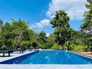 Bazén v ubytování Sigiriya River Side Resort nebo v jeho okolí
