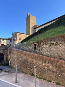 a brick wall with a grassy hill on top of it at Appartamento Aurora in Vinci