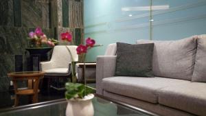 Ruang duduk di HARRIS Suites fx Sudirman