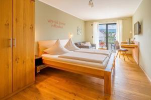 Postel nebo postele na pokoji v ubytování Main-Vinotel Weingut Helmstetter