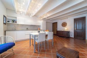 eine Küche mit Tisch und Stühlen in einem Zimmer in der Unterkunft Quentin's House in Alghero