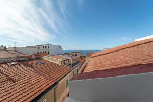einen Blick auf die Dächer von Gebäuden in einer Stadt in der Unterkunft Quentin's House in Alghero
