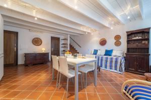 ein Wohnzimmer mit Tisch und Bett in der Unterkunft Quentin's House in Alghero