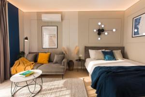 un salon avec un lit et un canapé dans l'établissement Cortina North - Modern Studio Apartment with Balcony, à Voluntari