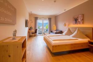 Postel nebo postele na pokoji v ubytování Main-Vinotel Weingut Helmstetter
