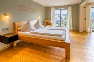 Postel nebo postele na pokoji v ubytování Main-Vinotel Weingut Helmstetter