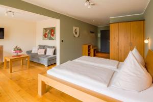 Postel nebo postele na pokoji v ubytování Main-Vinotel Weingut Helmstetter