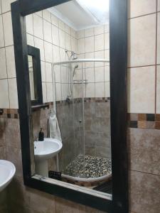 Ein Badezimmer in der Unterkunft Leopard Tree Guesthouse