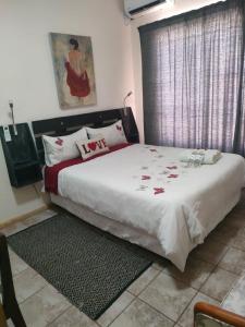 Ein Bett oder Betten in einem Zimmer der Unterkunft Leopard Tree Guesthouse