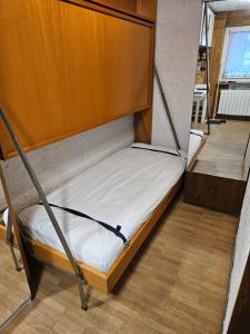 een slaapkamer met een stapelbed in een kamer bij oasi budden 2 in Breuil-Cervinia