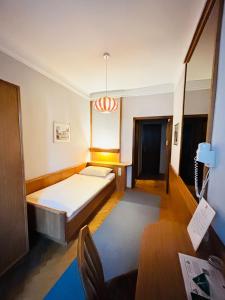 Postel nebo postele na pokoji v ubytování Hotel-Garni Goldenes Kreuz