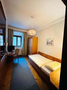 Postel nebo postele na pokoji v ubytování Hotel-Garni Goldenes Kreuz