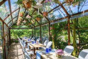 Een tuin van Hôtel du Château du Rivau