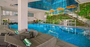 Bazén v ubytování Savoy Hotel Manila near NAIA Terminal 3 MNL nebo v jeho okolí