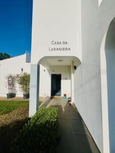 Un edificio bianco con un cartello che legge casa ale lanca di Villa Oasis 4-Bedroom Retreat with Pool in Vilamoura a Quarteira