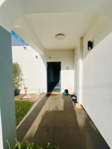 un corridoio vuoto di un edificio con arco di Villa Oasis 4-Bedroom Retreat with Pool in Vilamoura a Quarteira Altre 68 foto