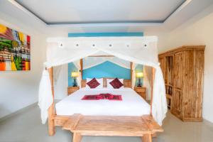 Una cama o camas en una habitación de Ubud Mesari Private Pool Villa