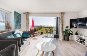 een woonkamer met een bank en een tafel bij Sun Rise in Sandown