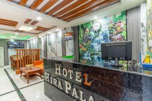 TV a/nebo společenská místnost v ubytování OYO 826 Hotel Hira Palace
