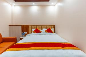 Postel nebo postele na pokoji v ubytování OYO 826 Hotel Hira Palace